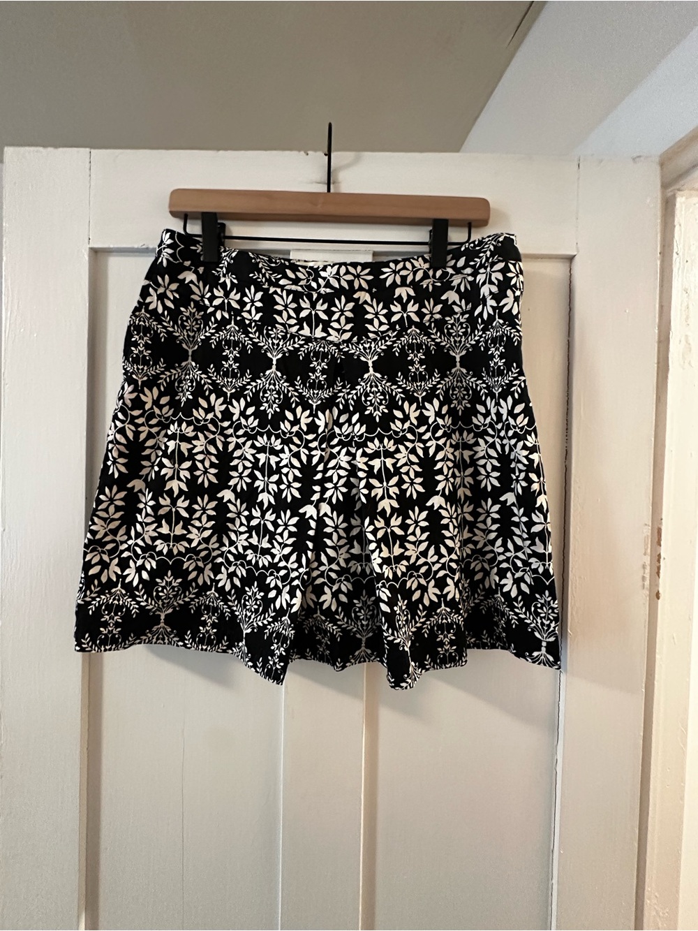 Greg Norman Collection Black and White Floral Skirt